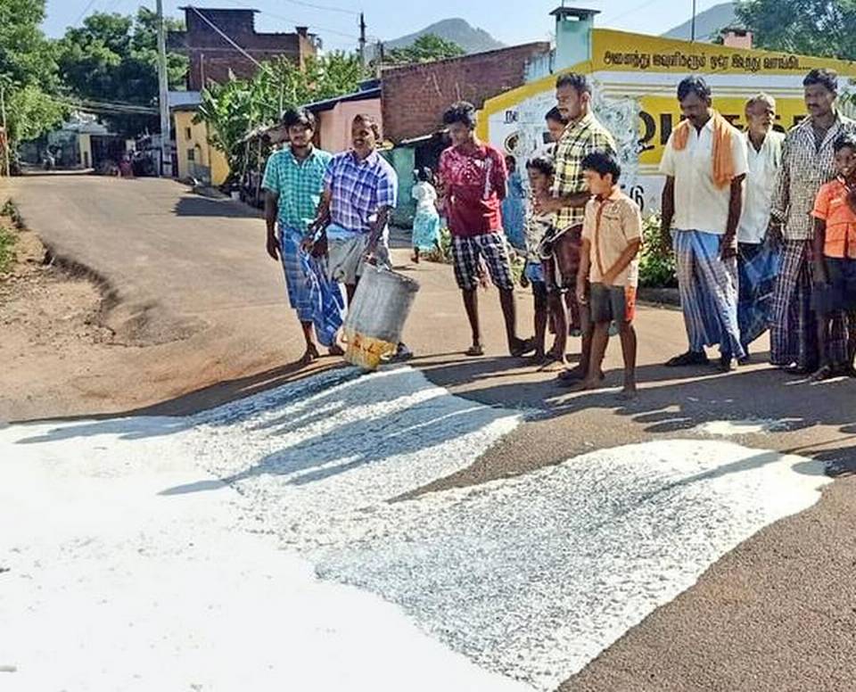 Milk producers in Theni protest against Aavin