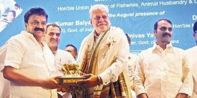Telangana Minister T Srinivas Yadav felicitates Union Minister Parshottam Rupala at the Grand Startup Conclave on Animal Husbandry and Dairy on Tuesday | RVK Rao