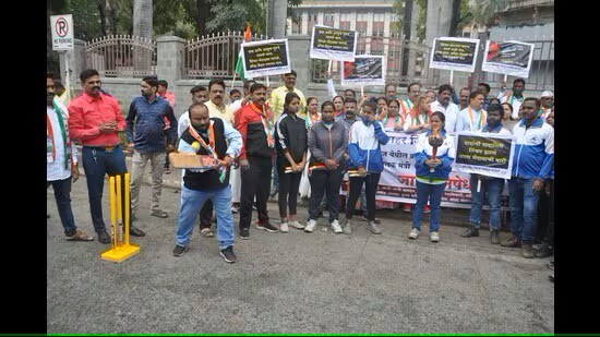 Congress, Shiv Sena oppose change of land reservation at Katraj Dairy