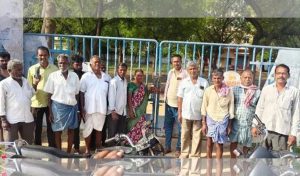 Farmers lock Mother Dairy office gate in Yadadri Bhongir
